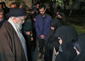 Ο ανώτατος θρησκευτικός ηγέτης του Ιράν  Αγιατολλάχ Αλί Χαμενεΐ μιλά με συγγενείς θύματος ισραηλινής πυραυλικής επίθεσης (φωτ.: EPA/Iranian supreme leader office