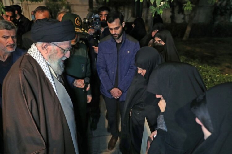 Ο ανώτατος θρησκευτικός ηγέτης του Ιράν  Αγιατολλάχ Αλί Χαμενεΐ μιλά με συγγενείς θύματος ισραηλινής πυραυλικής επίθεσης (φωτ.: EPA/Iranian supreme leader office