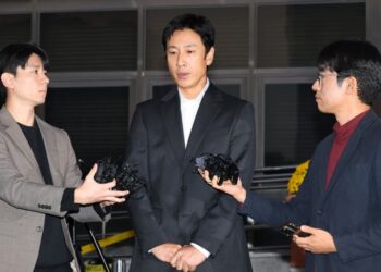 Ο Νοτιοκορεάτης ηθοποιός Λι Σον-κιουν (κέντρο) ενώ κάνει δηλώσεις στους δημοσιογράφους για την αστυνομική έρευνα σχετικά με τη χρήση ναρκωτικών (φωτ.: EPA/Yonhap)