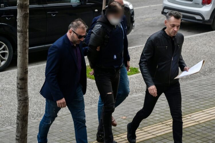Απολογία στον εισαγγελέα του 44χρονου Νορβηγού, που κατηγορείται για τη δολοφονία 32χρονου αστυνομικού τα ξημερώματα της Πέμπτης (28/12), σε μπαρ, στη Θεσσαλονίκη, Παρασκευή 29 Δεκεμβρίου 2023. (Φωτ.: Eurokinissi/Κωνσταντίνος Τσακιτζής)