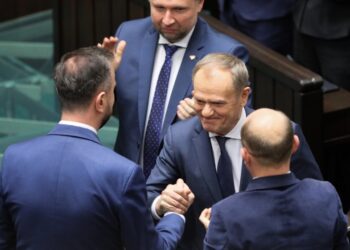 Ο Ντόναλντ Τουσκ δέχεται συγχαρητήρια αμέσως μετά την εκλογή του από την Κάτω Βουλή του Πολωνικού Κοινοβουλίου στη θέση του πρωθυπουργού (φωτ.: EPA/Rafal Guz)