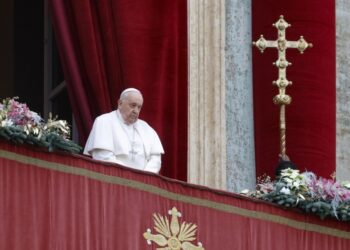 Ο πάπας Φραγκίσκος απευθύνει από το μπαλκόνι της Βασιλικής του Αγίου Πέτρου στο Βατικανό την προσευχή «Urbi et orbi» με αφορμή τα Χριστούγεννα (φωτ.: EPA/Fabio Frustaci)