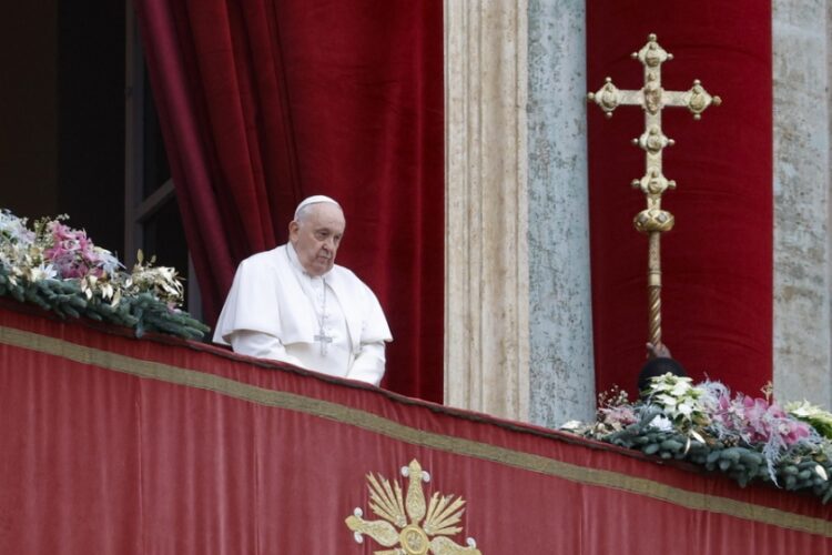 Ο πάπας Φραγκίσκος απευθύνει από το μπαλκόνι της Βασιλικής του Αγίου Πέτρου στο Βατικανό την προσευχή «Urbi et orbi» με αφορμή τα Χριστούγεννα (φωτ.: EPA/Fabio Frustaci)