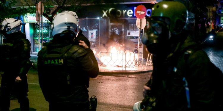 Επεισόδια στη Θεσσαλονίκη μετά την πορεία στη μνήμη του Αλέξανδρου Γρηγορόπουλου (φωτ.: Eurokinissi/Κωνσταντίνος Τσακιτζής)