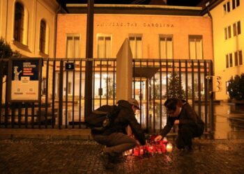 Περαστικοί ανάβουν κεράκια στη μνήμη των θυμάτων του Ντέιβιντ Κόζακ, που άνοιξε πυρ στο Πανεπιστήμιο του Καρόλου (φωτ.:  EPA/MARTIN DIVISEK)