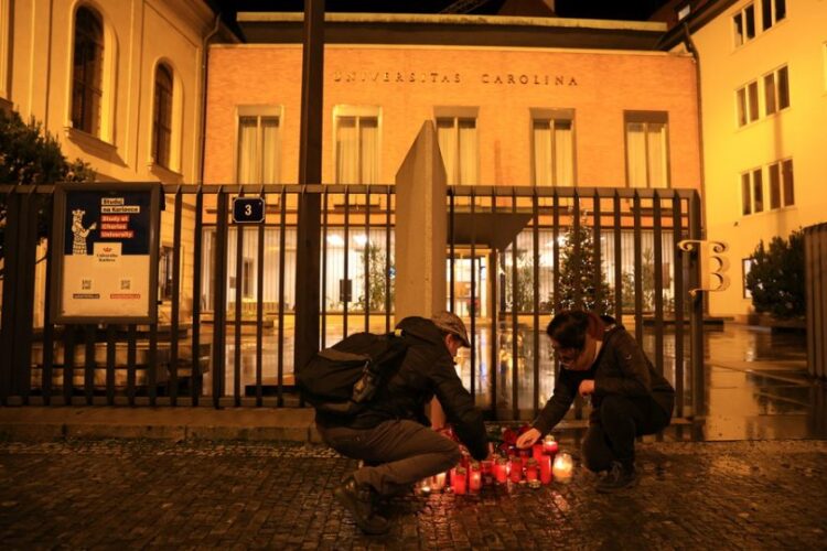 Περαστικοί ανάβουν κεράκια στη μνήμη των θυμάτων του Ντέιβιντ Κόζακ, που άνοιξε πυρ στο Πανεπιστήμιο του Καρόλου (φωτ.:  EPA/MARTIN DIVISEK)