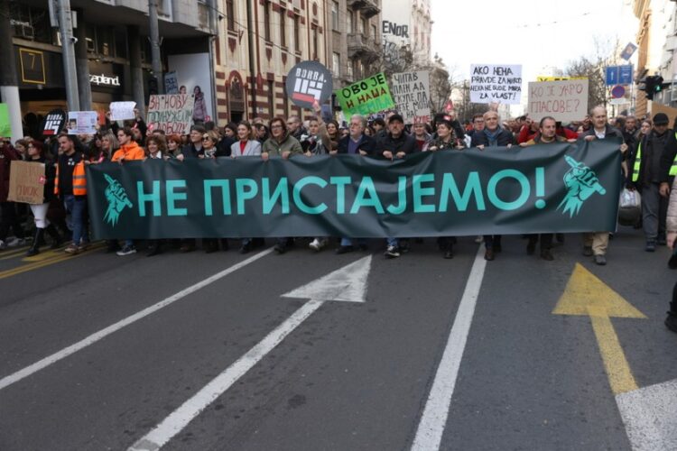 Υποστηρικτές της αντιπολίτευσης διαδηλώνουν στο Βελιγράδι, κρατώντας πανό με τη φράση «Δεν συμφωνούμε» (φωτ.: 
EPA/ ANDREJ CUKIC)