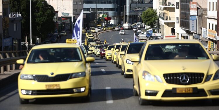 Πορεία των αυτοκινητιστών στην Αθήνα ενάντια στο φορολογικό νομοσχέδιο, Πέμπτη 16 Νοεμβρίου 2023 (φωτ.: Eurokinissi/Βασίλης Ρεμπάπης)
