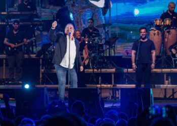 Ο Βασίλης Καρράς στη συναυλία για τα 40 χρόνια του στο λαϊκό τραγούδι, το 2017, στο Θέατρο Πέτρας (φωτ. αρχείου: Eurokinissi/Λυδία Σιώρη)