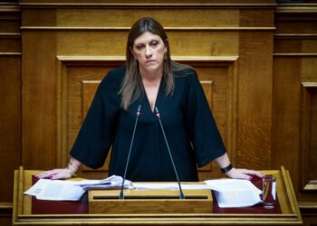Η επικεφαλής της Πλεύσης Ελευθερίας Ζωή Κωνσταντοπούλου στο βήμα της Βουλής κατά τη διάρκεια συζήτησης στην Ολομέλεια (φωτ. αρχείου: Eurokinissi/Γιώργος Κονταρίνης)