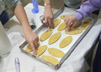 Μικρές μαγείρισσες ετοιμάζουν αετουδάκια (φωτ.: Facebook / Μ.Σ. Βαρβασίου Χίου Βιβλιοθήκη «Ο Φάρος»)