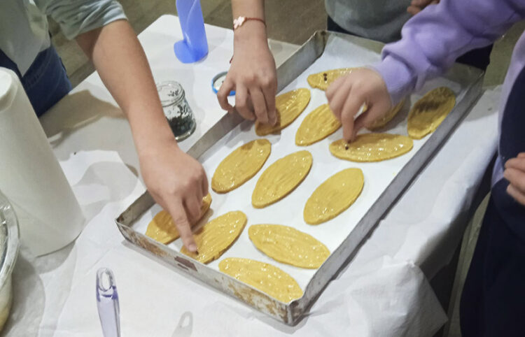 Μικρές μαγείρισσες ετοιμάζουν αετουδάκια (φωτ.: Facebook / Μ.Σ. Βαρβασίου Χίου Βιβλιοθήκη «Ο Φάρος»)