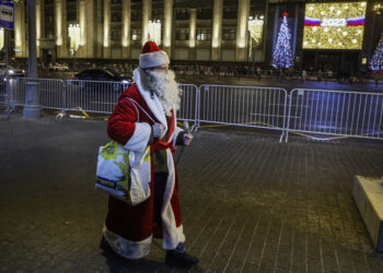 Ένας... Άγιος Βασίλης στους δρόμους της Μόσχας (φωτ.: EPA / Sergei Ilnitsky)