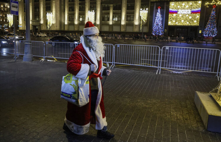 Ένας... Άγιος Βασίλης στους δρόμους της Μόσχας (φωτ.: EPA / Sergei Ilnitsky)