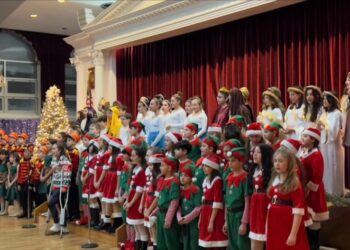 Οι μαθητές της Δ' και της Στ' τάξης ερμηνεύουν τα κάλαντα των Χριστουγέννων, σε μια από τις πιο ξεχωριστές στιγμές της γιορτής του Ημερησίου Σχολείου του Αγίου Δημητρίου Αστόριας (φωτ: Εθνικός Κήρυκας/Χριστόδουλος Αθανασάτος)