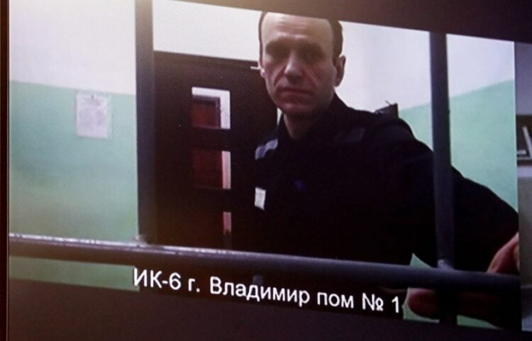 Ο Αλεξέι Ναβάλνι σε εικόνα βίντεο που μεταδόθηκε στο δικαστήριο όπου εξεταζόταν η έφεσή του τον περασμένο Σεπτέμβριο (φωτ.: EPA/Maxim Shipenkov)