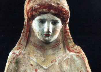 H πήλινη προτομή που χρονολογείται στα τέλη του 4ου αιώνα π.Χ. και βρίσκεται στο Αρχαιολογικό Μουσείο Αμφίπολης (φωτ.: Facebook / Υπουργείο Πολιτισμού και Αθλητισμού)