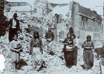 Επιζώντες Αρμένιοι ανάμεσα στα συντρίμμια του χωριού τους (φωτ.: genocide-museum.am)