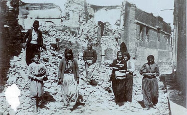 Επιζώντες Αρμένιοι ανάμεσα στα συντρίμμια του χωριού τους (φωτ.: genocide-museum.am)