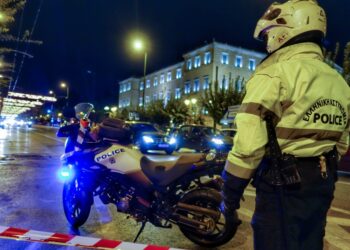 Αστυνομικός κλείνει το δρόμο στο κέντρο της Αθήνας (φωτ. αρχείου: EUROKINISSI/Γιώργος Κονταρίνης)
