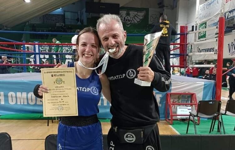 Η «χρυσή» αθλήτρια με τον προπονητή της Βλαδίμηρο Χριστοφορίδη (φωτ.: facebook/Eupator Christoforidis Boxing Club)