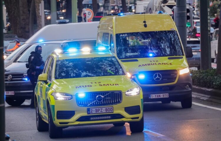 Ασθενοφόρα σε δρόμο του Βελγίου (φωτ. αρχείου: EPA/Olivier Matthys)