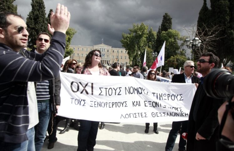 Στιγμιότυπο από παλιότερη συγκέντρωση διαμαρτυρίας στο Σύνταγμα ενάντια σε φορολογικό νομοσχέδιο (φωτ.: EUROKINISSI/Γεωργία Παναγοπούλου)