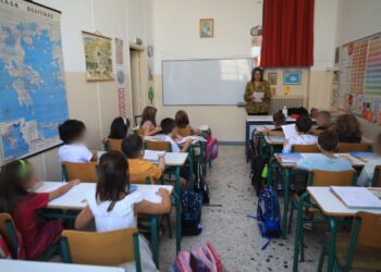 Μαθητές δημοτικού σχολείου εν ώρα μαθήματος (φωτ. αρχείου: EUROKINISSI/Γιάννης Παναγόπουλος)