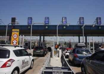 Οδηγοί οχημάτων περιμένουν να πληρώσουν στα διόδια Αφιδνών (φωτ. αρχείου: ΑΠΕ-ΜΠΕ/Αλέξανδρος Βλάχος)