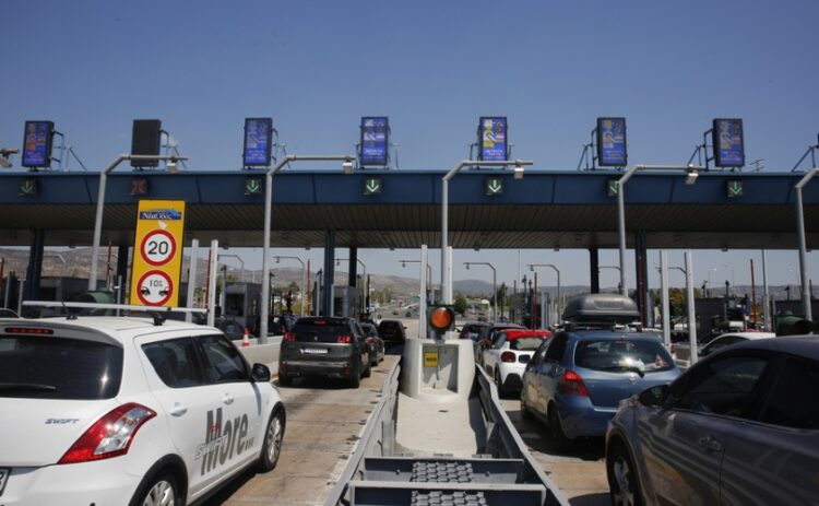 Οδηγοί οχημάτων περιμένουν να πληρώσουν στα διόδια Αφιδνών (φωτ. αρχείου: ΑΠΕ-ΜΠΕ/Αλέξανδρος Βλάχος)