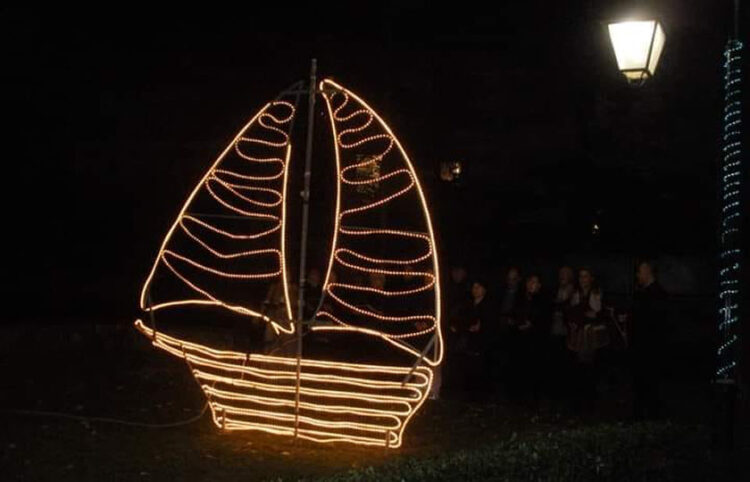 Το χριστουγεννιάτικο καράβι στην Πλατεία Ποντιακού Ελληνισμού στη Δροσιά (φωτ.: Facebook / Ένωση Ποντίων Δροσιάς)