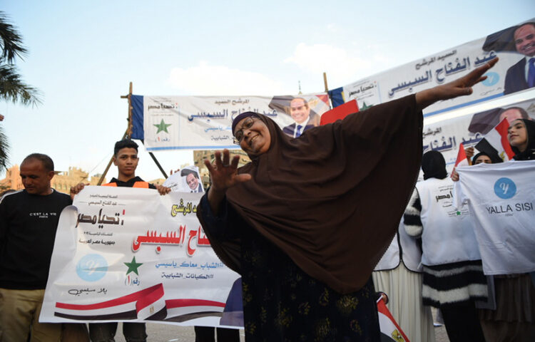 Οπαδοί του Αλ-Σίσι πανηγυρίζουν τη νίκη του (φωτ.: EPA / Tarek Wajeh)