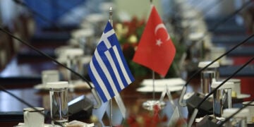 Η σημαίες της Ελλάδας και της Τουρκίας κατά τη διάρκεια σύσκεψης σε υπουργικό επίπεδο (φωτ.: EUROKINISSI / Γιάννης Παναγόπουλος)