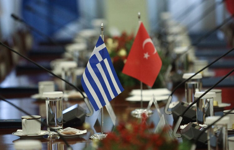 Η σημαίες της Ελλάδας και της Τουρκίας κατά τη διάρκεια σύσκεψης σε υπουργικό επίπεδο (φωτ.: EUROKINISSI / Γιάννης Παναγόπουλος)