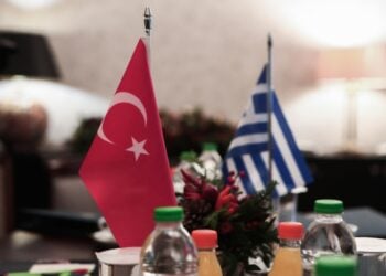 Οι σημαίες της Ελλάδας και της Τουρκίας σε ένα από τα χθεσινά τραπέζια των συνομιλιών (φωτ.: EUROKINISSI/Δημήτρης Περιστέρης)