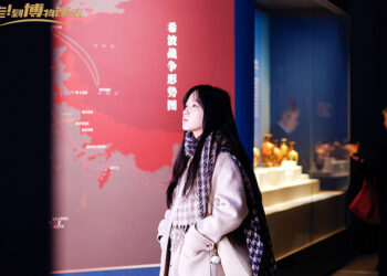 Επισκέπτρια στην έκθεση «Έλληνες: Από τον Αγαμέμνονα στον Μέγα Αλέξανδρο» στο Hunan Museum (πηγή: ΑΠΕ-ΜΠΕ)