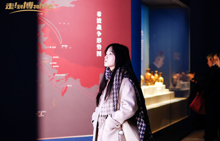Επισκέπτρια στην έκθεση «Έλληνες: Από τον Αγαμέμνονα στον Μέγα Αλέξανδρο» στο Hunan Museum (πηγή: ΑΠΕ-ΜΠΕ)