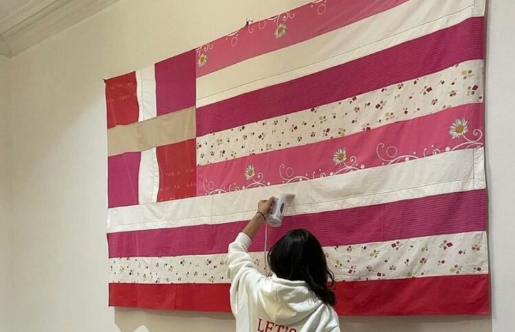 Η καλλιτέχνιδα ετοιμάζει το έργο για την έκθεση στο Γενικό Προξενείο της Ελλάδας (φωτ.: instagram/georgia_lale_studio)
