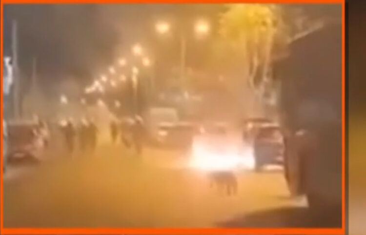 Καρέ από το βίντεο ντοκουμέντο με την έφοδο των χούλιγκαν στο πάρκινγκ του «Μελίνα Μερκούρη» (πηγή: Glomex)
