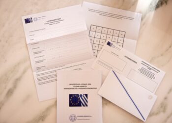 Ο εκλογικός φάκελος θα περιέχει τον φάκελο επιστροφής της επιστολικής ψήφου, τον φάκελο της ψηφοφορίας, το ψηφοδέλτιο, ένα έντυπο με οδηγίες και με κατάλογο των υποψηφίων και ένα έντυπο υπεύθυνης δήλωσης (φωτ.: Γραφείο Τύπου Πρωθυπουργού/Δημήτρης Παπαμήτσος)