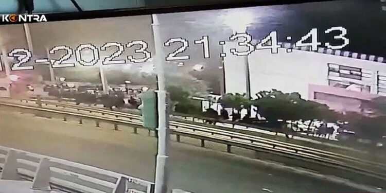 Καρέ από το βίντεο ντοκουμέντο μετά την έφοδο των χούλιγκαν στο πάρκινγκ του «Μελίνα Μερκούρη» (πηγή: Glomex)