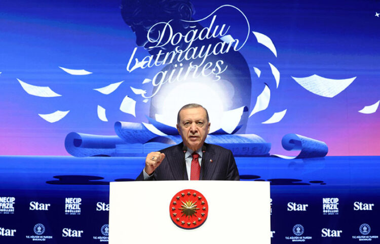O Ρετζέπ Ταγίπ Ερντογάν μιλά σε εκδήλωση για την απονομή βραβείων τέχνης, στην Κωνσταντινούπολη (φωτ.: Προεδρία της Δημοκρατίας της Τουρκίας)