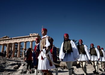 Στιγμιότυπο από την τελετή έπαρσης της ελληνικής σημαίας στον Ιερό Βράχο της Ακρόπολης, στο πλαίσιο του εορτασμού της 79ης επετείου απελευθέρωσης των Αθηνών, τον περασμένο Οκτώβριο (φωτ.: EUROKINISSI/Κώστας Τζούμας)