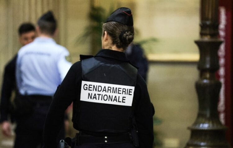 Γαλλίδα χωροφύλακας στο Παρίσι (φωτ. αρχείου: EPA/Teresa Suarez)