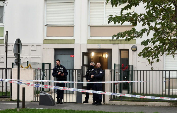 Γάλλοι αστυνομικοί έχουν αποκλείσει την είσοδο της πολυκατοικίας όπου διέμενε η οικογένεια, στο Μο, πολύ κοντά στο Παρίσι (φωτ.: EPA / Christophe Petit Tesson)