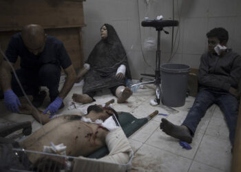 Τραυματίες από τους ισραηλινούς βομβαρδισμούς στο πάτωμα νοσοκομείου της πόλης Χαν Γιουνίς που βρίσκεται στο νότο της Λωρίδας της Γάζας (φωτ.: EPA / Haitham Imad)