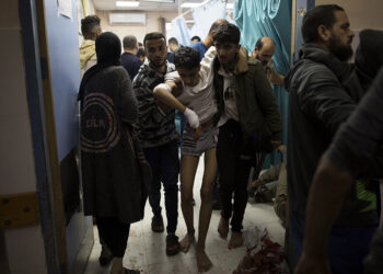 Τραυματίες και πτώματα που συχνά δεν υπάρχει κανείς για να τα αναγνωρίσει φτάνουν έπειτα από κάθε έκρηξη στο νοσοκομείο Νάσερ της Χαν Γιούνις, το μεγαλύτερο της νότιας Λωρίδας της Γάζας (φωτ.: EPA / Haitham Imad)