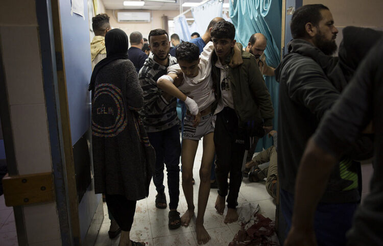 Τραυματίες και πτώματα που συχνά δεν υπάρχει κανείς για να τα αναγνωρίσει φτάνουν έπειτα από κάθε έκρηξη στο νοσοκομείο Νάσερ της Χαν Γιούνις, το μεγαλύτερο της νότιας Λωρίδας της Γάζας (φωτ.: EPA / Haitham Imad)