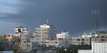 Καπνός υψώνεται πάνω από συνοικίες στο νότο της Λωρίδας της Γάζας, έπειτα από ένα ακόμα αεροπορικό πλήγμα (φωτ.: EPA / Mohammed Saber)