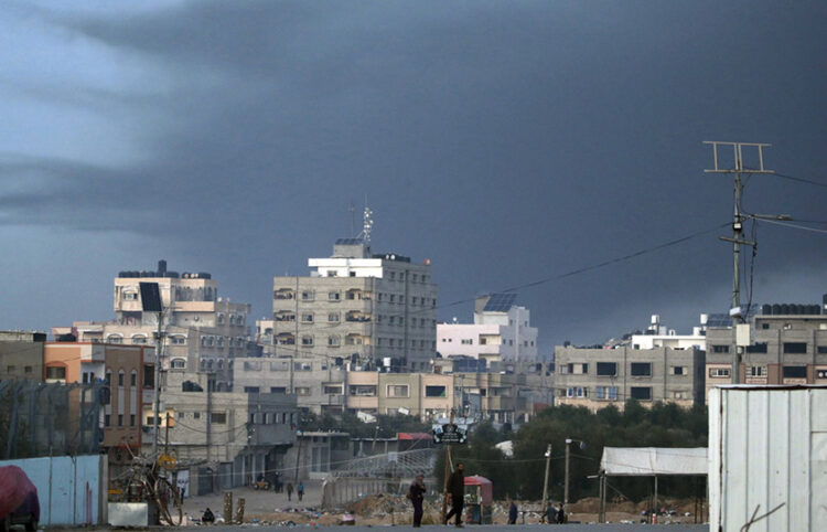 Καπνός υψώνεται πάνω από συνοικίες στο νότο της Λωρίδας της Γάζας, έπειτα από ένα ακόμα αεροπορικό πλήγμα (φωτ.: EPA / Mohammed Saber)